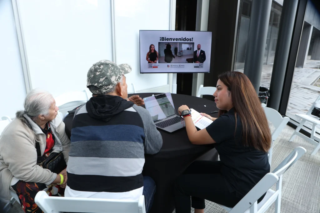 Una familia hispana revisa los documentos de la solicitud I-130 para el cónyuge