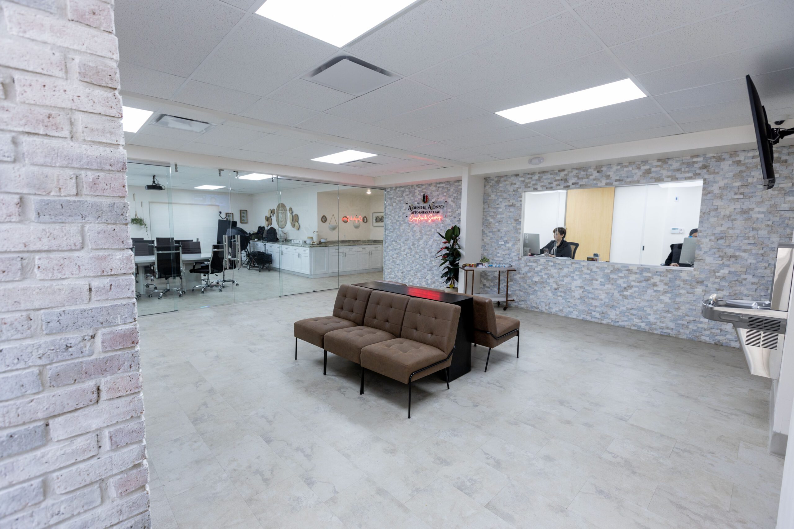 Interior del despacho de abogados especializado en inmigración Alonso & Alonso.