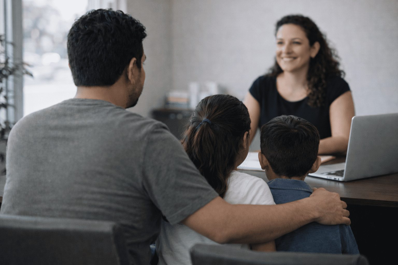 Abogado de inmigración compasivo se reúne con una familia latina