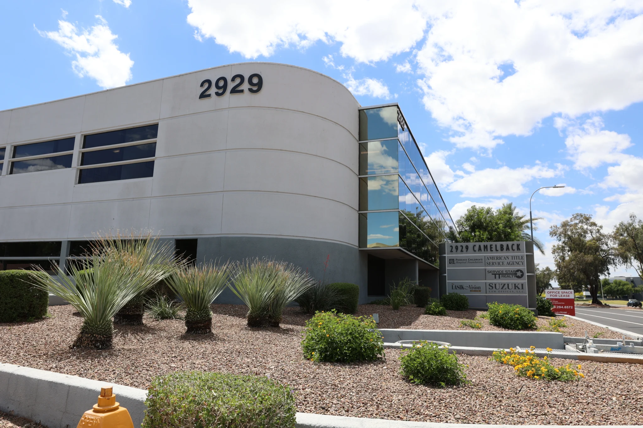 Exterior de despacho de inmigración en Phoenix atendiendo clientes migratorios en Arizona.