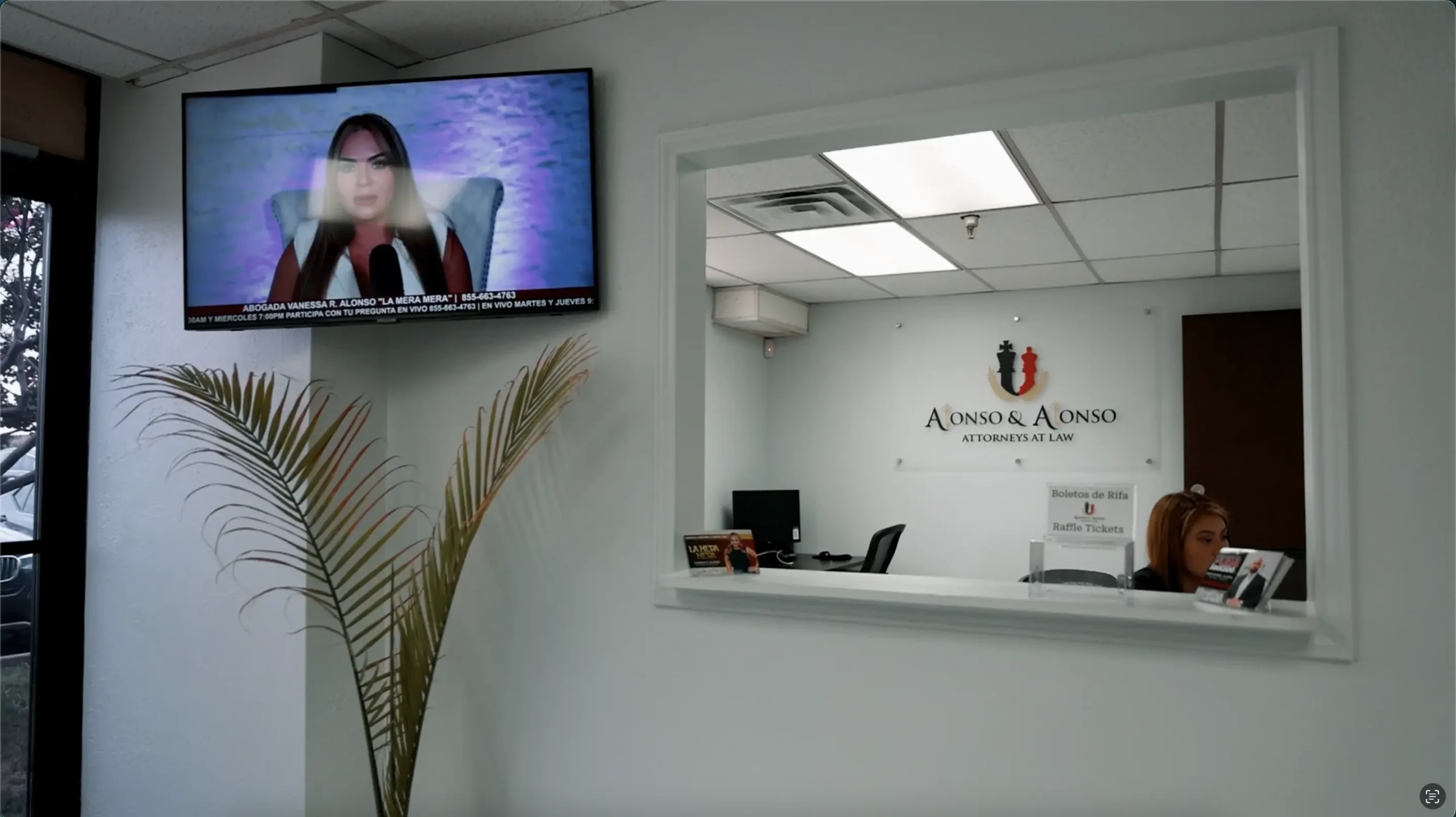 Área de recepción de abogado de inmigración en Dallas con mostrador y sala de espera.