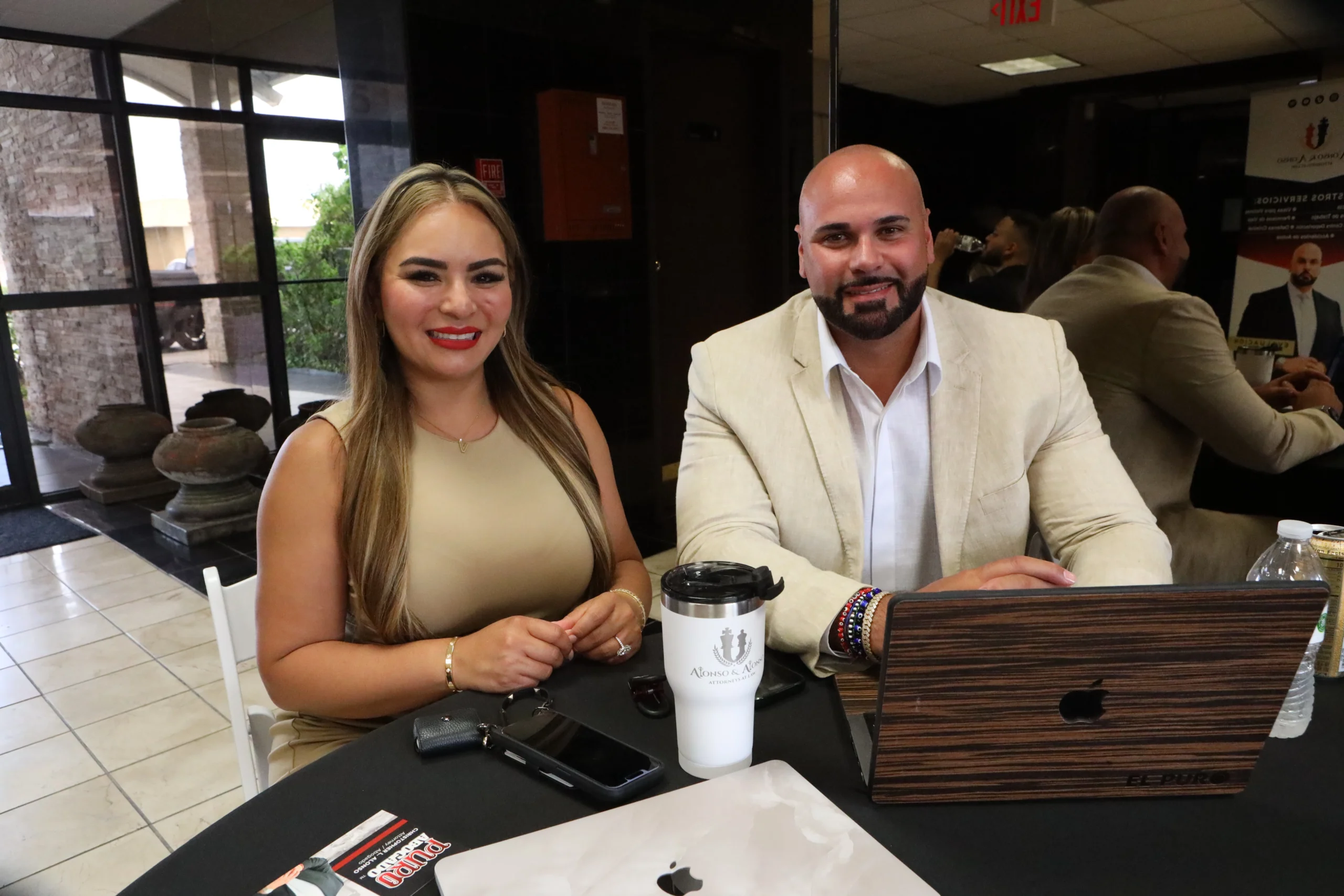 Clientes reunidos con equipo de abogados de inmigración en Dallas para una consulta.