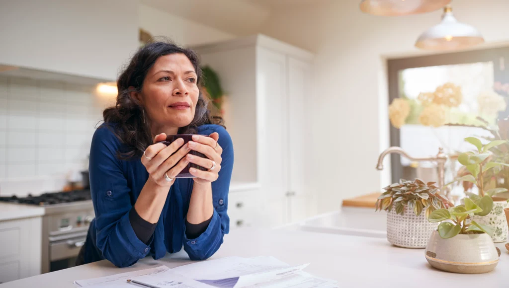 Inmigrante latina revisando documentos migratorios con determinacion despues de un divorcio — puedo perder mi residencia permanente si me divorcio