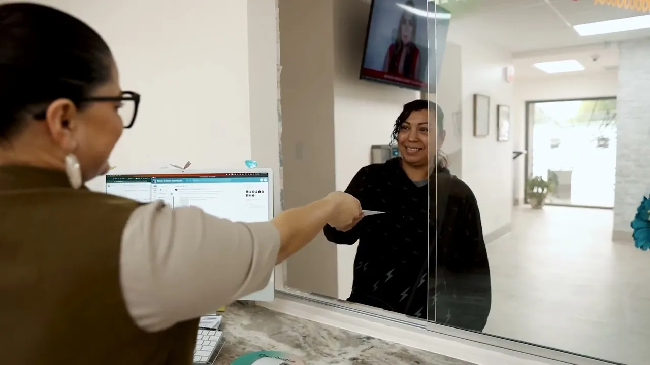 inmigrante obteniendo su tarjeta de residencia del personal