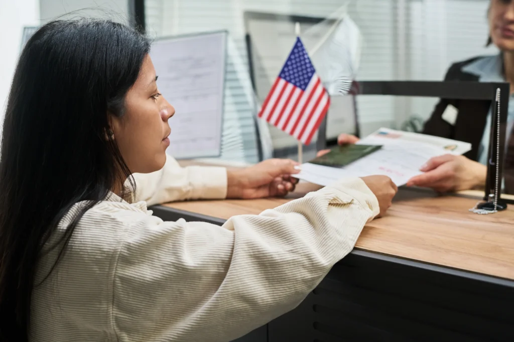 Cómo consultar en línea los plazos de tramitación de los expedientes del USCIS en 2026: guía paso a paso utilizando la herramienta oficial de plazos de tramitación del USCIS