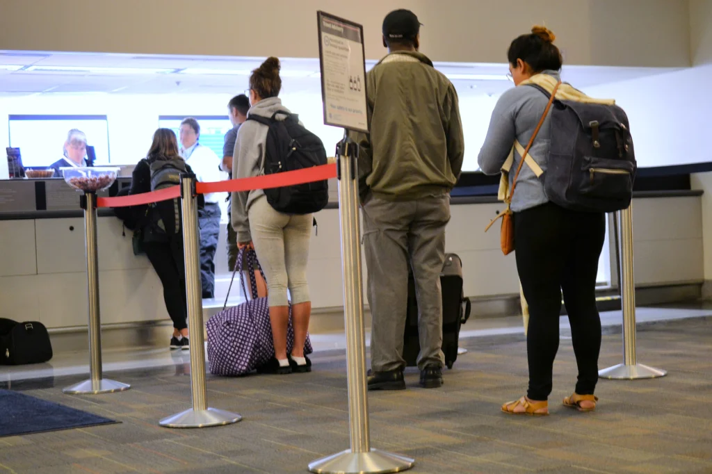 Vigilancia migratoria en filas de espera de aeropuertos por intercambio de datos TSA e ICE